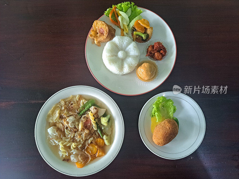 印尼婚礼大米(Sego Manten)或Nasi Pupuk Mantenan。佐以印尼婚礼汤(Sayur Sop)、炸土豆丸子(Kentang Kroket)。食品菜单。前视图。